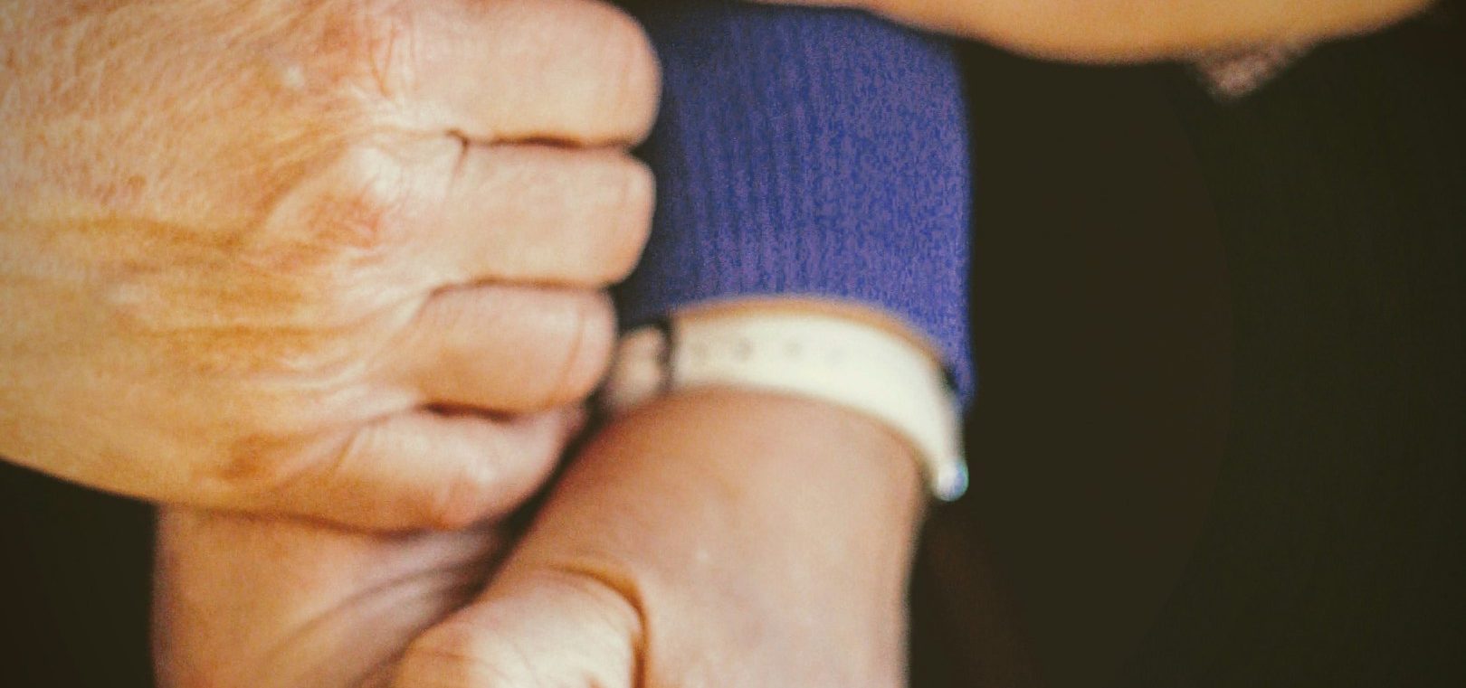 Hände, die sich halten, symbolisieren Unterstützung und Gemeinschaft.